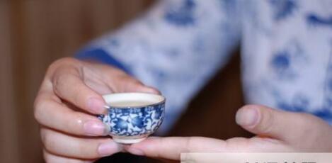 女士喝茶的手勢，女人正確喝茶手勢姿勢圖