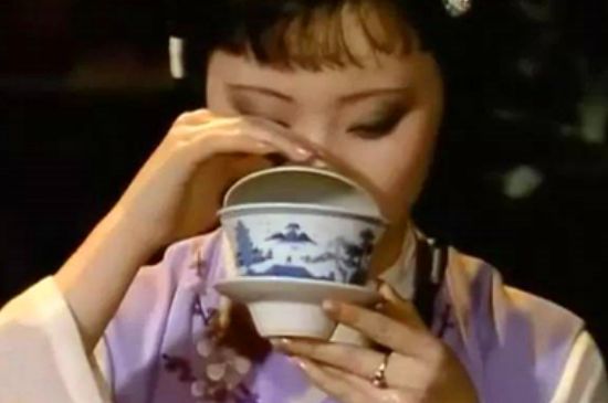 女士喝茶優(yōu)雅姿勢，女士正確喝茶姿勢禮儀