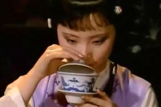 女士喝茶優(yōu)雅姿勢，女士正確喝茶姿勢禮儀