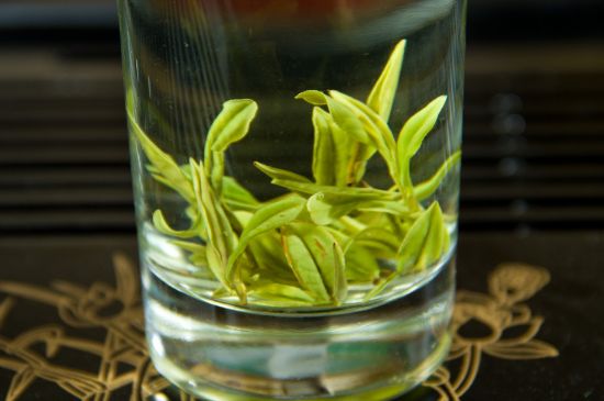 安吉白茶冷藏好還是冷凍好？這個(gè)需要根據(jù)存放時(shí)間來選擇