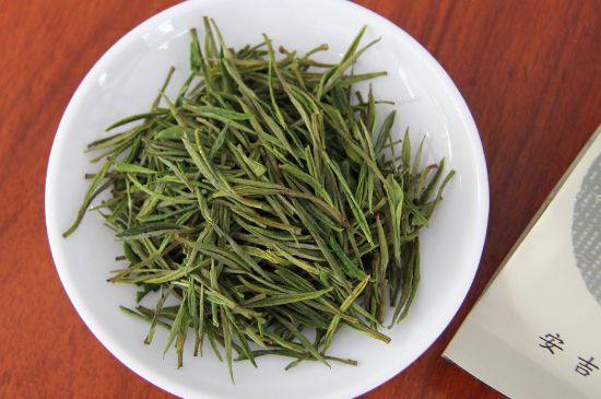 安吉白茶冷藏好還是冷凍好？這個(gè)需要根據(jù)存放時(shí)間來選擇