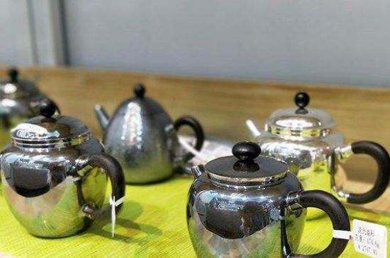 銀壺燒水后水里有黑色的東西，為什么銀壺里有黑點