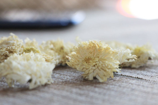 菊花茶買小朵還是大朵，泡茶用的小菊花和大菊花哪個(gè)好