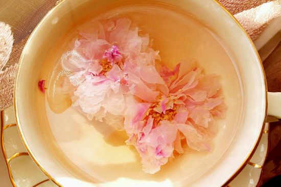玫瑰花茶的功效與作用，堅(jiān)持喝一個(gè)月玫瑰花茶會(huì)怎樣？