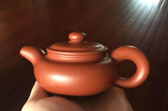 朱泥<a href=http://www.hb0335.com/chaju/zisha/ target=_blank class=infotextkey>紫砂壺如何開壺</a>，朱泥壺日常泡茶養(yǎng)護(hù)
