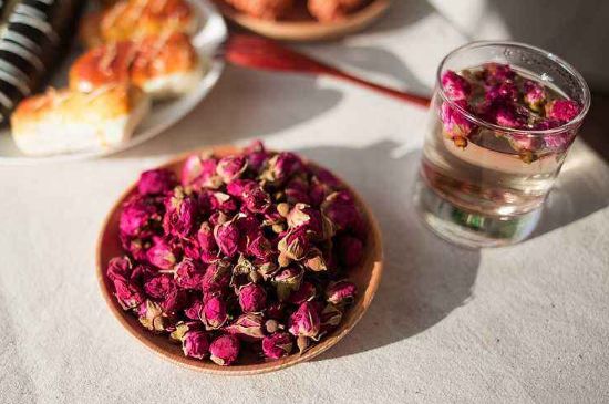 玫瑰花茶的功效與作用，堅(jiān)持喝一個(gè)月玫瑰花茶會(huì)怎樣？
