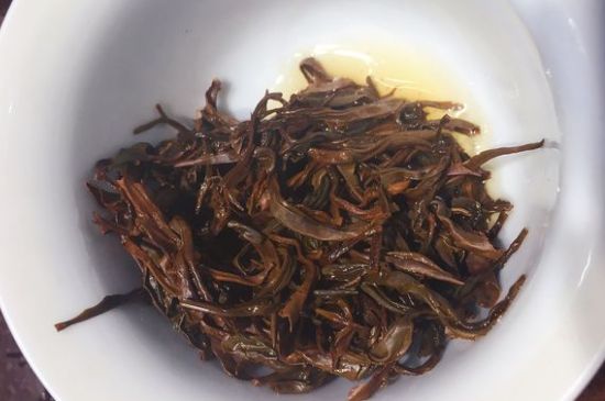 女人喝紅茶好還是喝普洱茶好，普洱茶和紅茶哪個(gè)適合女人喝