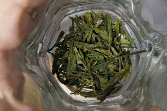 龍井茶放二年了能喝嗎，過(guò)期龍井茶的妙用！