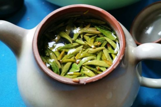 龍井茶放二年了能喝嗎，過(guò)期龍井茶的妙用！
