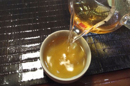 女人喝金駿眉的好處和壞處，女性喝金駿眉可減肥養(yǎng)顏