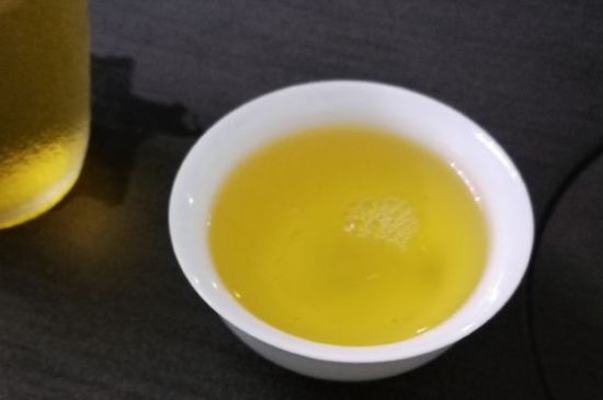 女人喝金駿眉的好處和壞處，女性喝金駿眉可減肥養(yǎng)顏