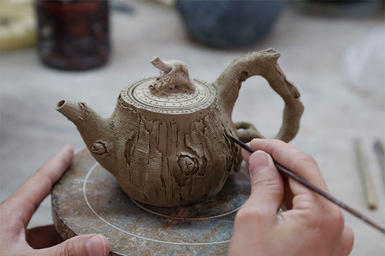 仿木外皮紫砂壺，創(chuàng)意木樁手工雕刻紫砂壺