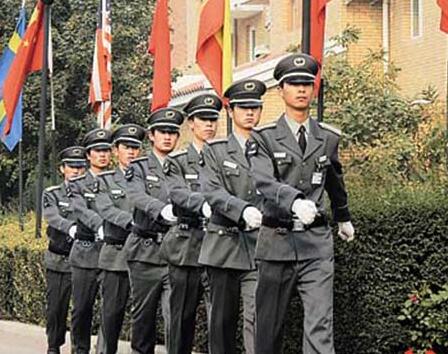 在小區(qū)門口發(fā)生搶劫事件時，物業(yè)保安是否負有相關(guān)責(zé)任